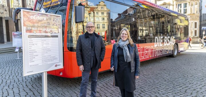 Gemeinsam mit Mobilitätssenatorin Maike Schaefer führt BSAG-Vorstandssprecher Hajo Müller die ersten Elektrobusse in Bremen ein. Bevor er im Februar nächsten Jahres in den Ruhestand geht, stellt er noch weitere in Dienst. Foto: Meyer
