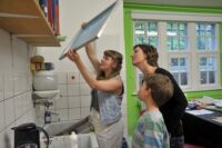 Bislang fand die Kunstvermittlung im Keller von Haus Coburg statt. Wie hier bei einem Siebdruck-Workshop im Mai 2016 mit Irina Schäfer (links).Foto: Konczak