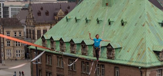 Im Zuge des Hoeg-Festes werden am Freitag und Sonnabend zwischen 16 und 22 Uhr Slackliner in 20 Meter Höhe über dem Domshof ihre Kunststücke zeigen.Foto: Anton Glaap