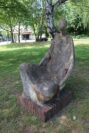 Die Witterung, eintretendes Wasser und Pflanzenbewuchs hatten der Skulptur „Sitzende Frau mit zwei Kindern“ zu schaffen gemacht. Foto: Städtische Galerie Delmenhorst 