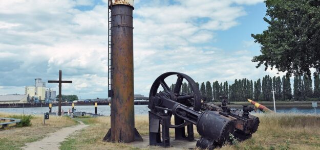 Die Dampfmaschine des historischen Baggers soll im Weseruferpark erhalten werden. Sie stammt aus der Zeit der Weserkorrektion um 1880 und hat einen direkten Bezug zum Park. Foto: Schlie
