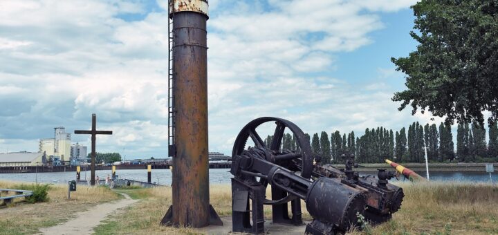 Die Dampfmaschine des historischen Baggers soll im Weseruferpark erhalten werden. Sie stammt aus der Zeit der Weserkorrektion um 1880 und hat einen direkten Bezug zum Park. Foto: Schlie