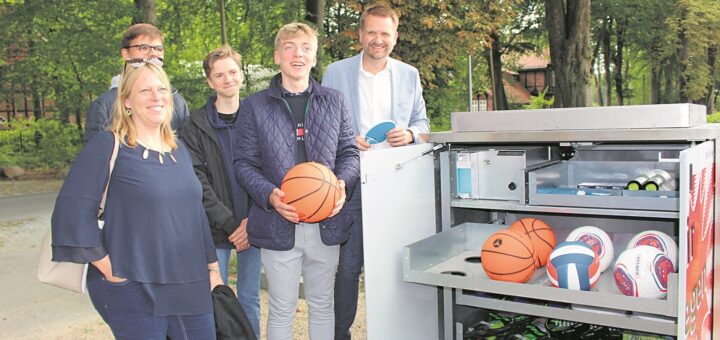 Umweltsenatorin Maike Schaefer (l.), Ortsamtsleiter Florian Boehlke (r.) und die Jugendlichen des Jugendbeirates freuen sich über die Sportbox mit ihrem Equipment.Foto: Wachtel