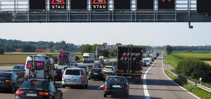 Auf den bundesdeutschen Autobahnen wird er voll am kommenden Wochenende. Foto: blende12 auf Pixabay