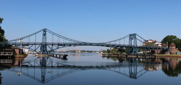 Die Kaiser-Wilhelm-Brücke ist ein Wahrzeichen Wilhelmshavens und ein beachtliches Bauwerk.Fotos: Bollmann