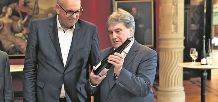 Ratskellermeister Karl-Josef Krötz (r.) zeigt Bürgermeister Bovenschulte einen der beiden Senatsweine aus dem Jahrgang 2021.Foto: Schlie