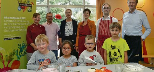 Die Kinder Domenik (v.l.), Siqi, Finn und Arthur durften von dem zubereiteten Hasenteller und der Erdbeercreme probieren. Foto: Ecolo