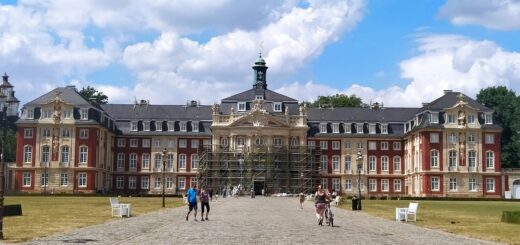 Das Münsteraner Schloss wurde einst als fürstbischöfliche Residenz genutzt, heute dient es der Universität als Verwaltungsgebäude.Fotos: Wachtel