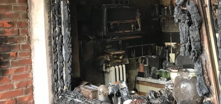 Ein Blick in die ausgebrannte Küche der Wohnung, in die der Mieter jetzt zurückgekehrt ist und dort übernachtet hat.Dabei hatte der Vermieter mit seiner Räumungsklage durchaus Erfolg.Foto: pv