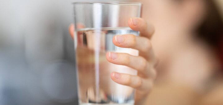 Wer freundlich fragt, erhält Trinkwasser im Restaurant mitunter kostenlos.Foto: Engin Akyurt /Pixabay