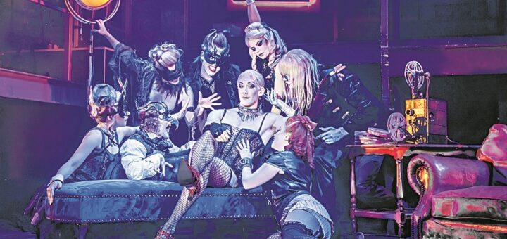 Der „Sweet Transvestite“ zieht sie alle in seinen Bann: ab 9. August im Metropol Theater.Foto: Jochen Quast