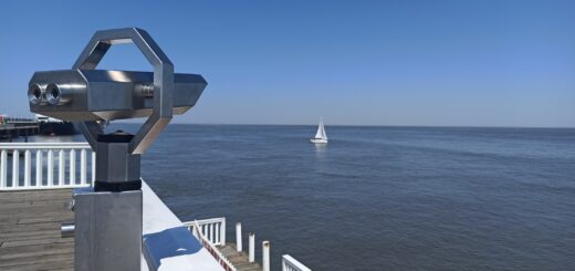 Schiffe beobachten klappt in Cuxhaven hervorragend. An der Aussichtsplattform Alte Liebe fahren neben kleinen Seglern auch die gr0ßen Pötte vorbei.Foto: Neeland
