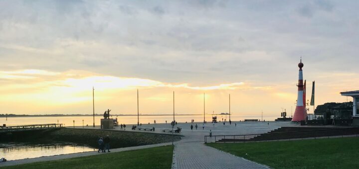 Der Sonnenuntergang am Willy-Brandt-Platz unterhalb der 1913 erbauten Strandhalle ist ein schöner Abschluss des Tages. Foto: Füller