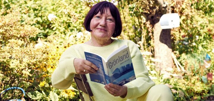 Wenn sie nicht reist, verbringt Brigitte Dürr viel Zeit in ihrem Waller Kleingarten. Dort schreibt sie auch ihre Bücher. Foto: Schlie