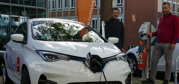 Lasse Schulz (links) von Cambrio und Jan Runkel von Eulektro präsentieren ihre erste gemeinsame Car-Sharing Station mit E-Auto und Ladepunkt.Foto: Altug