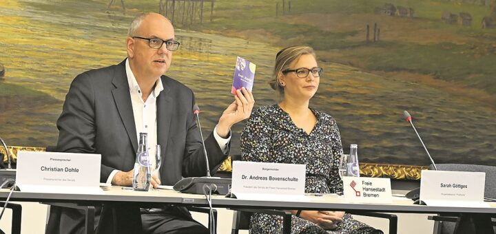 Bürgermeister Andreas Bovenschulte und Projektreferentin Sarah Göttges zeigen, wofür Kinder und Jugendliche die neue Freikarte in Bremen und Bremerhaven nutzen können.Foto: Senatspressestelle