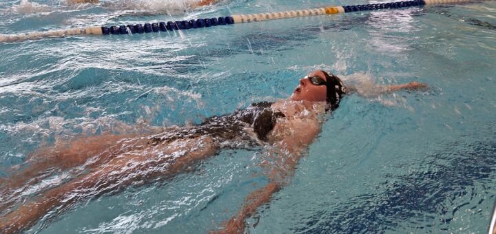 In den Sportschwimmbecken ist die Wassertemperatur um zwei Grad gesenkt worden, um Energie zu sparen. Dort sind die Sportlerinnen und Sportler bei 26 Grad aktiv.Foto: Schlie