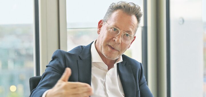 Bei Kühne + Nagel hat Holger Ketz Speditionskaufmann gelernt. Seit 2019 ist er Deutschlandchef des Logistikkonzerns. Im kommenden Januar wechselt der gebürtige Niedersachse von Bremen in die Zentrale in der Schweiz und dort ins globale Luftfracht-Management.Foto:Schlie