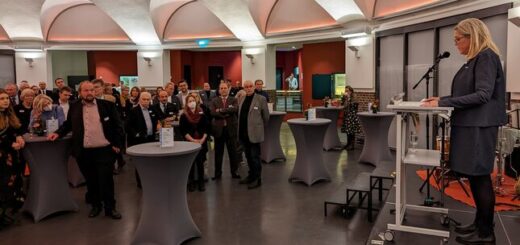 Rund 180 geladene Gäste nahmen am Stadtempfang in der Markthalle teil. Oberbürgermeisterin Petra Gerlach (rechts) verströmte in ihrer Rede Zuversicht.Fotos: Konczak