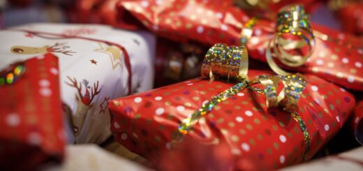 Jedes Jahr landet zu Weihnachten Geschenkpapier tonnenweise auf dem Müll. Muss nicht sein. Es geht auch anders. Foto: Bruno Germany auf Pixabay