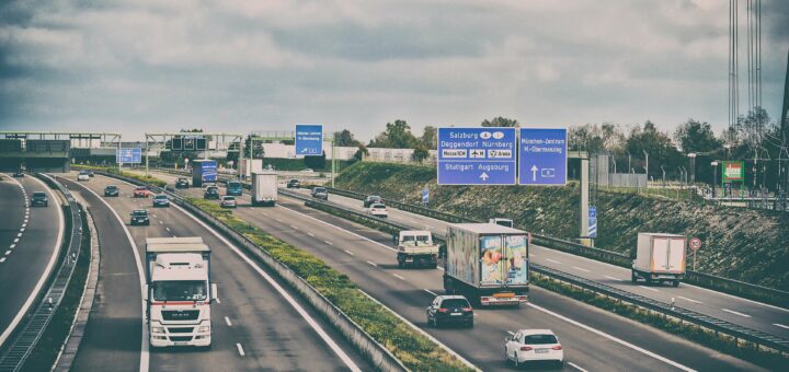 Autofahrer können sich freuen: Vor Silvester kommen sie deutschlandweit mit ihrem Gefährt auf den Autobahnen gut durch.Foto: Alexa auf Pixabay