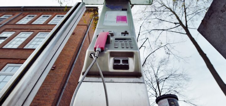 Ab Mitte November will die Deutsche Telekom die noch verbliebenen Telefonhäuschen sowie die Säulen deutschlandweit außer Betrieb setzen und abbauen.Foto: Schlie