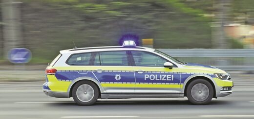 Unser Gewinnerkind begleitet die Beamten im Streifenwagen und erfährt viel über die Arbeit der Bremer Polizei.Foto: WR