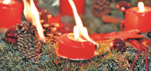 Experten warnen vor fahrlässigem Umgang mit Kerzen in der Weihnachtszeit und allgemein im Winter. Foto: DEKRA