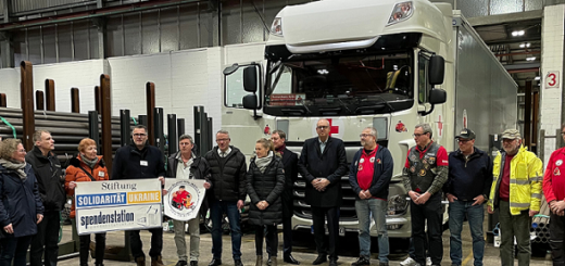 Zum Start des Hilfstransport kam auch Bürgermeister Andreas Bovenschulte zu den Lkw-Fahrern.Foto: Senatspressestelle