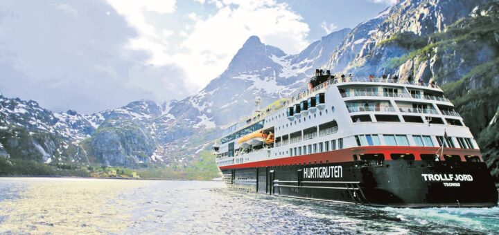 Zum 130. Wiegenfest der Hurtigruten frischt die norwegische Reederei nicht nur die MS „Trollfjord“ auf, sie legt auch zwei neue Seereisen auf. Foto: Hurtigruten