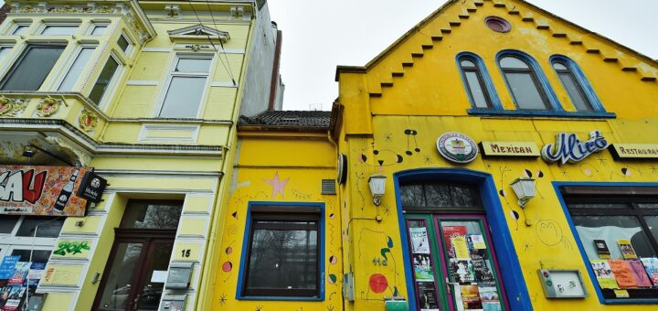 Die beiden gelben Gebäude am Buntentorsteinweg werden in Kürze abgerissen. Foto: Schlie