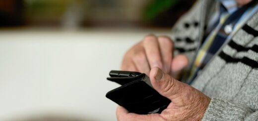 Gesundes Misstrauen ist gefragt: Kriminelle kontaktieren Senioren per SMS oder Whatsapp und versuchen unter dem Vorwand, der Enkel zu sein, um ihr Erspartes zu bringen. Foto: congerdesign auf Pixabay