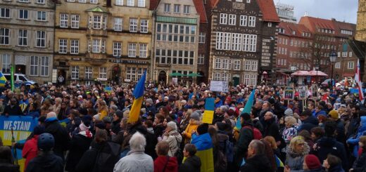 Ukrainische Flaggen auf dem Marktplatz: Bremerinnen und Bremer demonstrieren gegen den Krieg. Foto: Weser Report