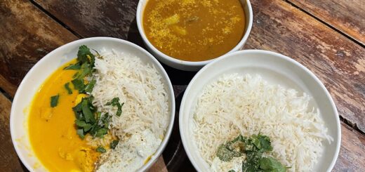 Optisch vielleicht nicht der Knaller, aber geschmacklich toll: Curry und Vindaloo aus dem Mirch Masala in der Markthalle Acht. Foto: Schlie