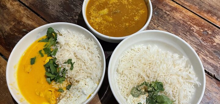 Optisch vielleicht nicht der Knaller, aber geschmacklich toll: Curry und Vindaloo aus dem Mirch Masala in der Markthalle Acht. Foto: Schlie
