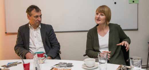 Thomas Bretschneider (r.) und Jessica Volk sprechen über die Zukunft des Martinsclub Bremen. Foto: Meister