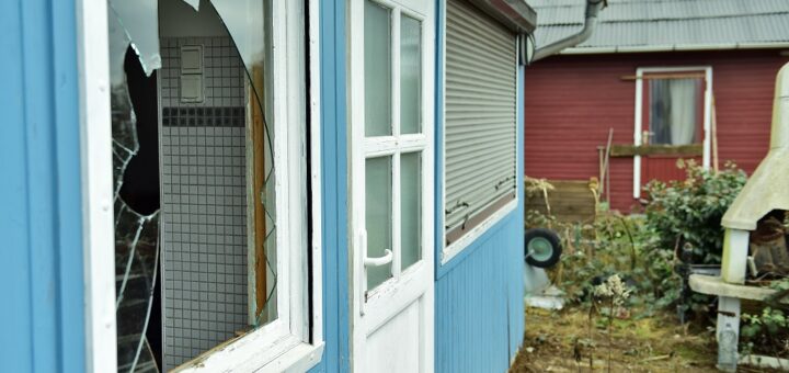 Eingeschlagene Fenster und Türen: Im Kleingärtnerverein Am Werdersee haben bereits rund 20 Parzellisten solche Schäden an ihren Lauben vorgefunden.Foto: Schlie