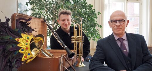 Adrian Rusnak (links) leitet das Städtische Orchester Delmenhorst. Musikschulleiter Michael Müller wird das Konzert am 20. März moderieren. Foto: Konczak