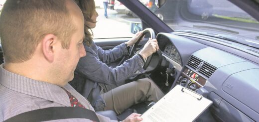 Viele Fahrprüfungen bedeutet auch, dass die Prüfer viel zu tun haben und Termine spät vergeben müssen.Foto: Schlie