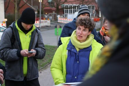 Gemeinsam mit Gröpelinger Bürgern unternahmAnnika Fuchs vom BUND eine Tour durch Gröpelingen, um Probleme der verkehrlichen Situation zu dokumentieren. Foto: Bollmann