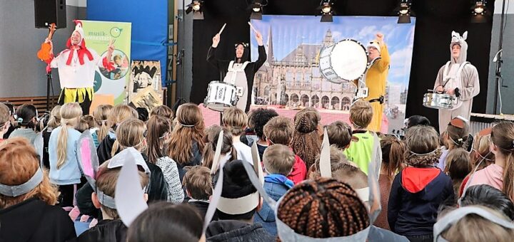 Mit groovigen Rhythmen und Liedern motivierten die Stadtmusikanten die Kinder zum Mitmachen. Foto: Bollmann