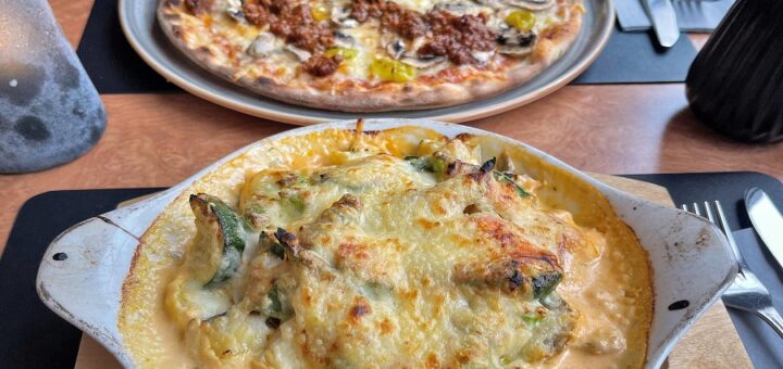 Auflauf mit Pute und Pizza mit Bolognese im Matisse. Foto: Schlie
