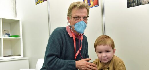 Dr. Hendrik Crasemann behandelte in der Kinderambulanz täglich viele kleine Patienten, darunter auch Finn. Foto: Schlie
