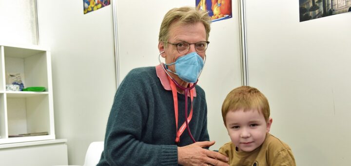 Dr. Hendrik Crasemann behandelte in der Kinderambulanz täglich viele kleine Patienten, darunter auch Finn. Foto: Schlie