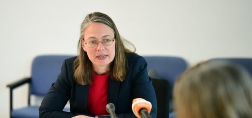 Bildungssenatorin Sascha Karolin Aulepp geht davon aus, dass Bremen bis 2030 weitere 3.300 Lehrkräfte braucht. Foto: Schlie