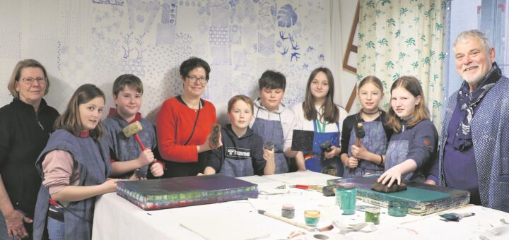 Annerose Dresch (l.), Lehrerin Janina Schulte und Thomas Meyer-Bohe bedruckten mit den Schülern der Klasse 6 d von der Schule Schaumburger Straße Taschen und Stoffe mit blauen Motiven.Foto: Bollmann