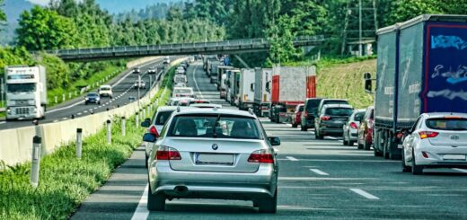 Autofahrende müssen vor Ostern bundesweit mit zähfließendem Verkehr und Staus rechnen. Foto: Sabine auf Pixabay