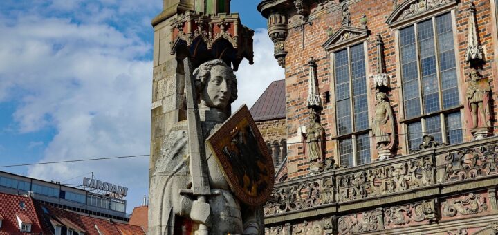 Die Rolandstatue und das Bremer Rathaus stehen schon seit 2004 auf der UNESCO-Welterbeliste. Jetzt kommen zwei bremische Hansedokumente dazu. Foto: Stephanie Albert auf Pixabay