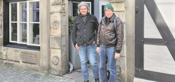 Dieser hübsche Torbogen und nur einer von zahlreichen Spolien, denen man auf der Schnoor-Tour mit Detlef Stein (links) und Heinrich Lintze begegnet.Foto: Lehner
