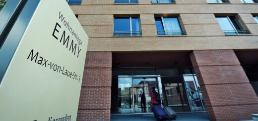 Die Preise für die Wohnheime des Studierendenwerks sind gestiegen, wie hier beispielsweise in der Wohnanlage Emmy auf dem Campus der Universität Bremen.Foto: Schlie